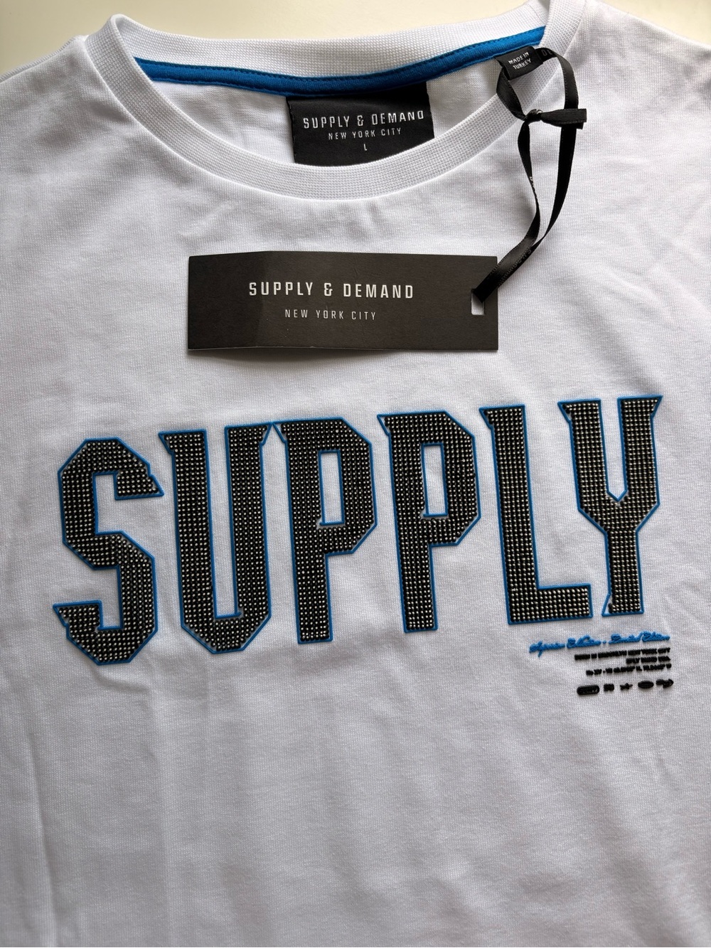 💙 Supply & Demand Graphic Tee💙
Brand new Mens Largw